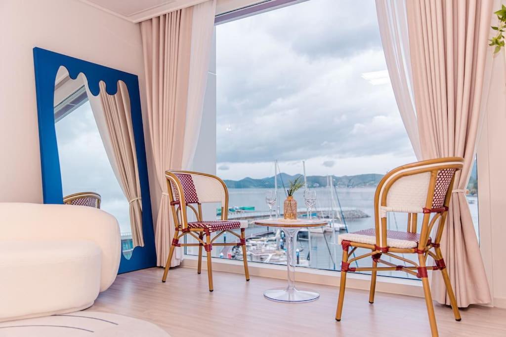 The Castle Ocean Suite Йосу Экстерьер фото
