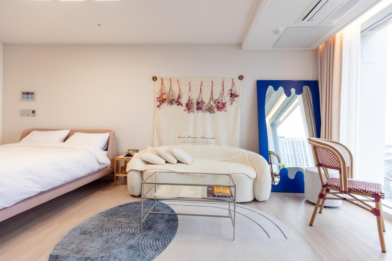 The Castle Ocean Suite Йосу Экстерьер фото
