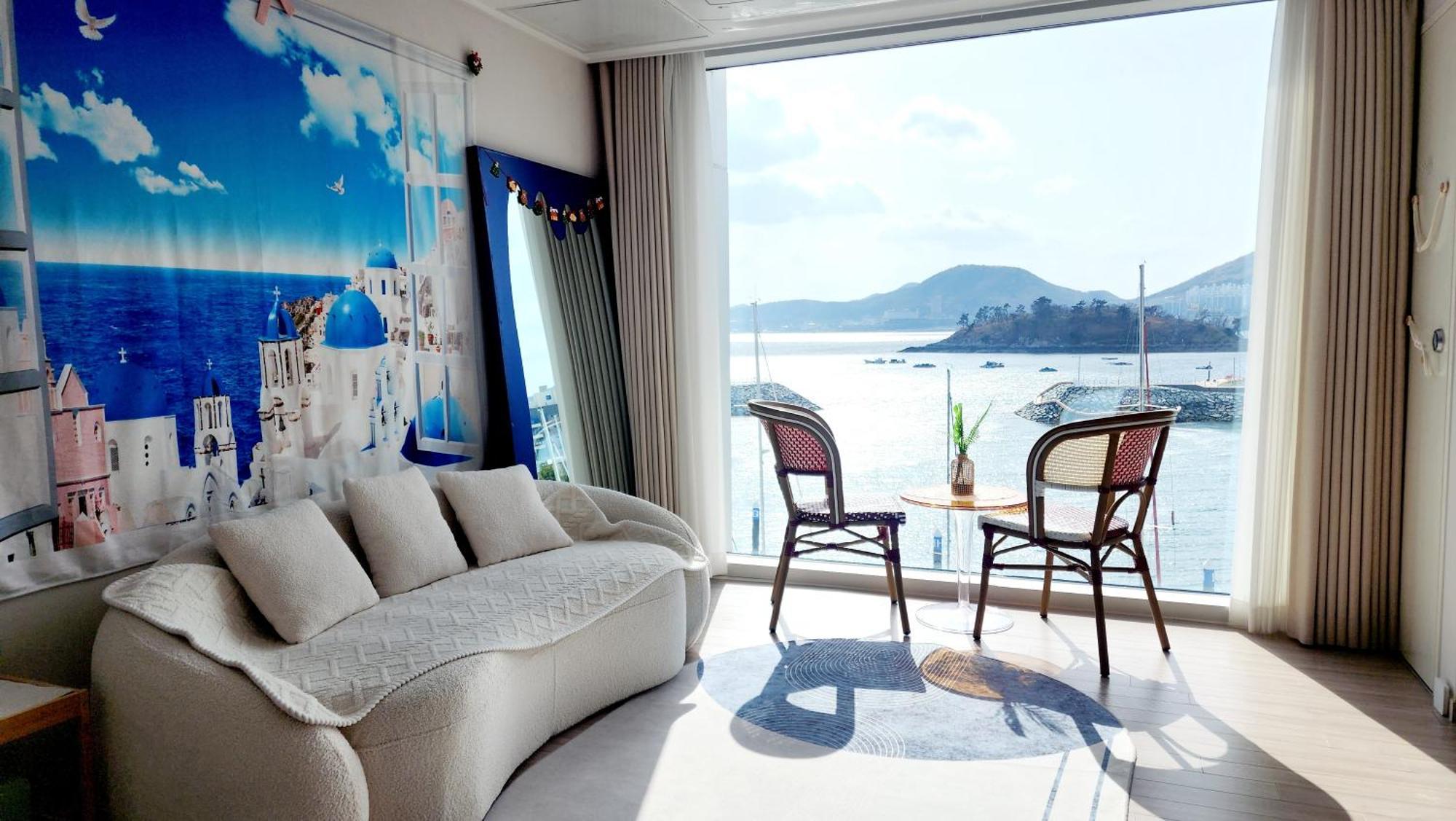 The Castle Ocean Suite Йосу Экстерьер фото